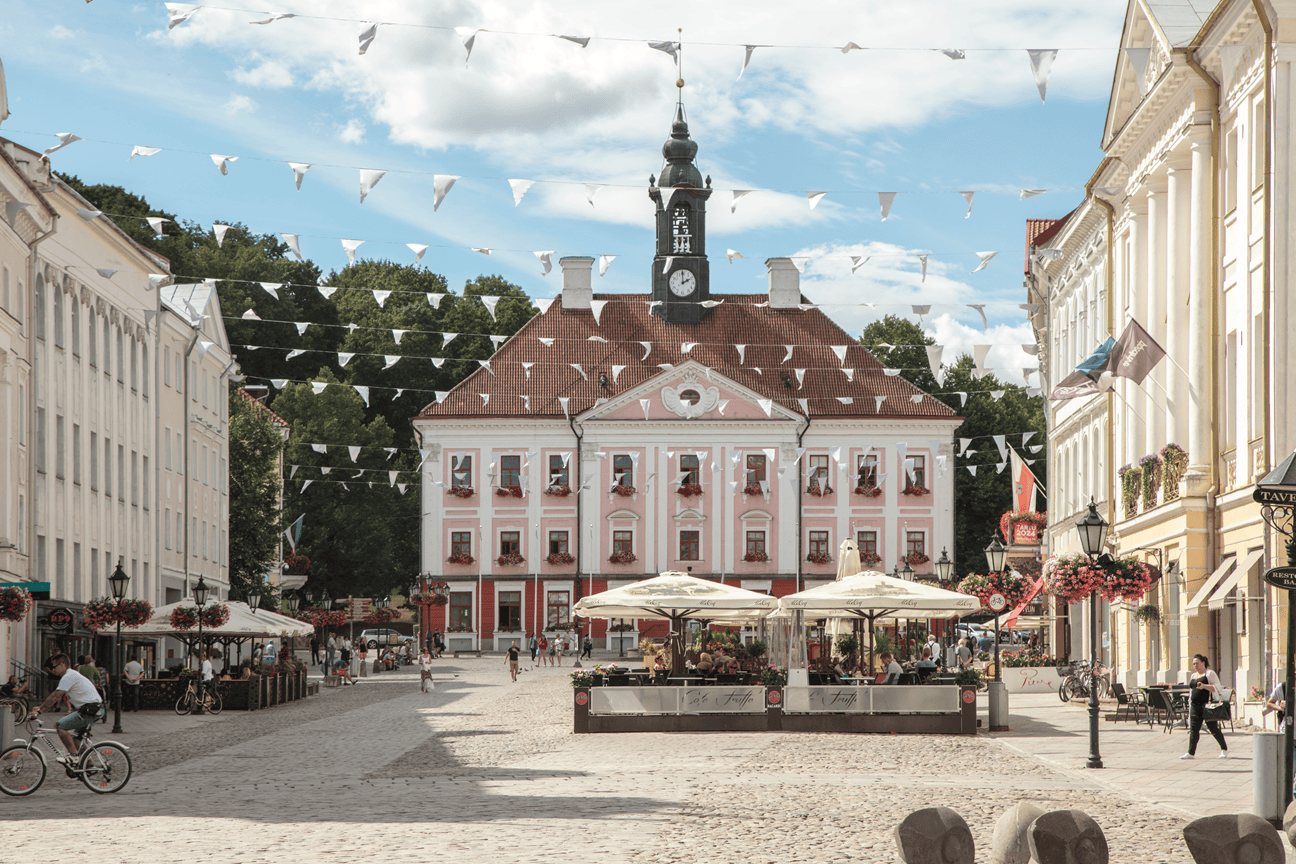 Tartu raekoda ja kohvikud. Foto autor: Riina Varol.