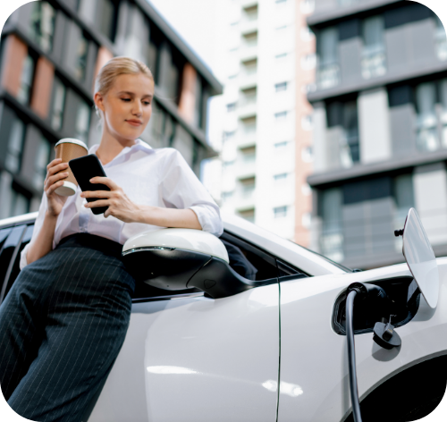 Tüdruk laeb elektriautot