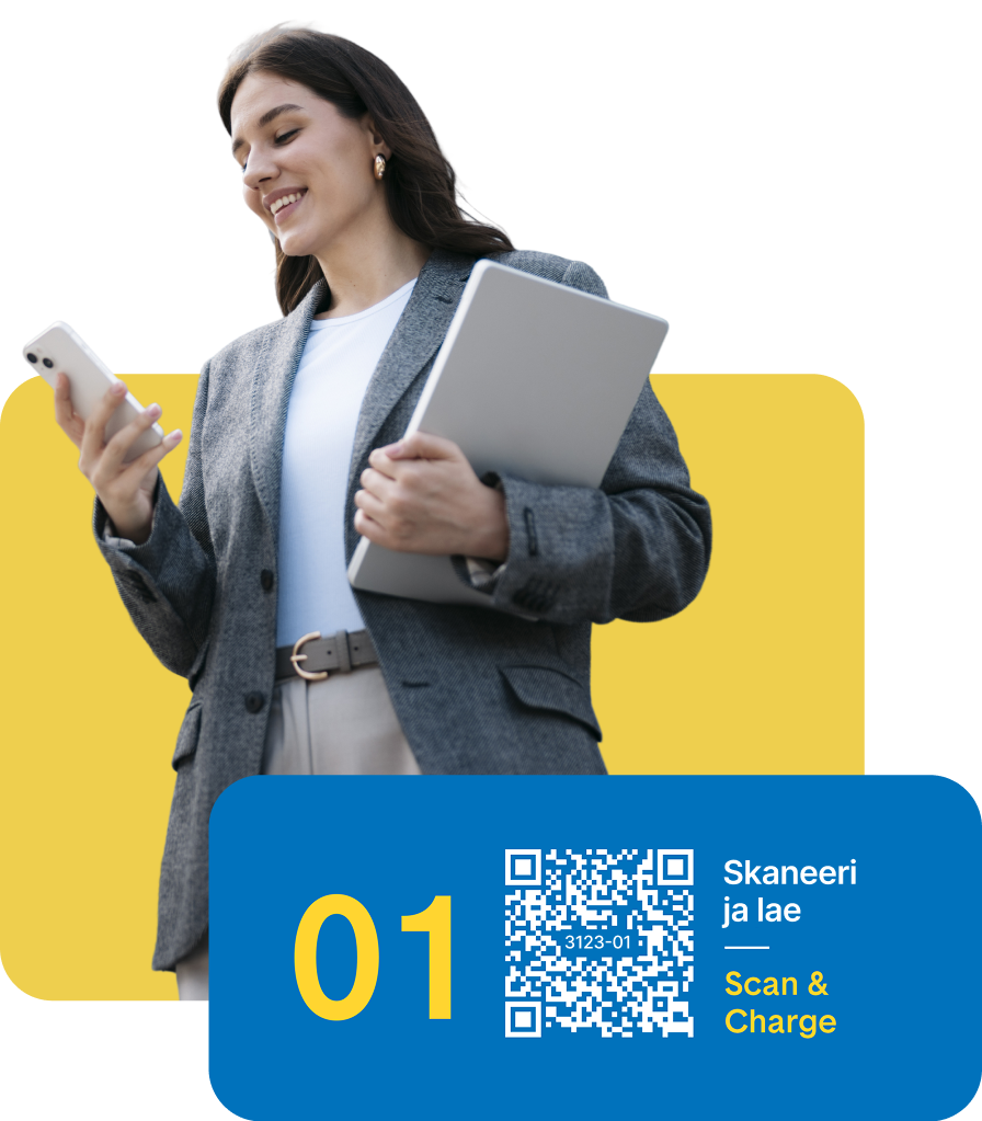 Naeratav naine, kes hoiab sülearvutit ja vaatab telefoni, kujutatud QR-koodi kõrval, mida on mõeldud skannimiseks ja laadimiseks.