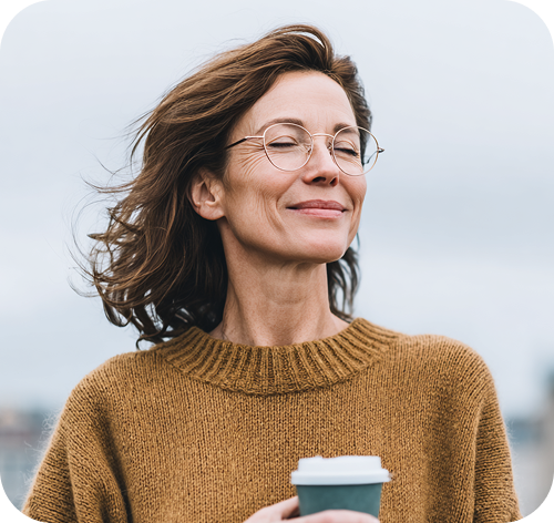 Naine kohvitass käes.