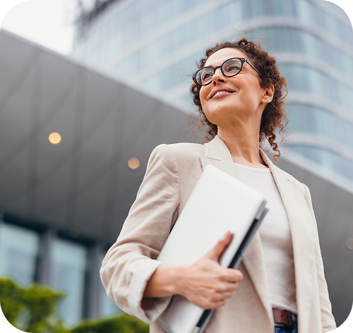 Naeratav naine sülearvutiga käes.