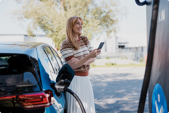 Naine laadib oma elektriautot.