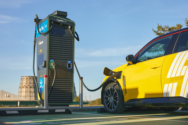 Kollane elektriauto laadib end Ignitis ONi kiirlaadimisjaamas.