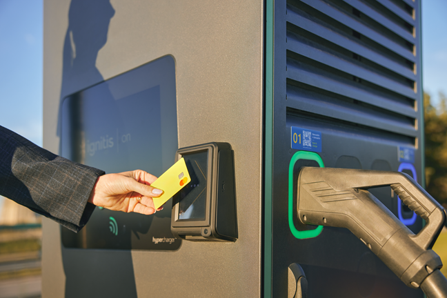 Kaardimakse Ignitis ONi laadimisjaamas.