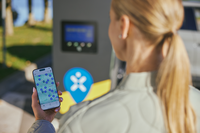 Naine kasutab Ignitis ONi rakendust ja otsib kaardilt laadimisjaama.