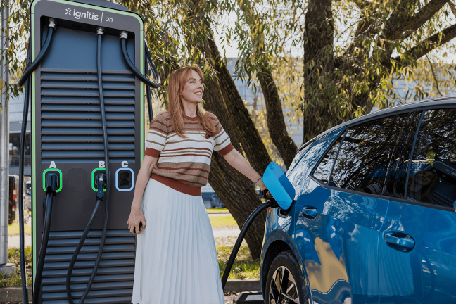 Naine laeb Ignitis ON laadimisjaamas.