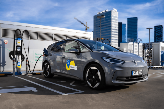Elektriauto laeb Ignitis ON laadimisjaamas Viru Keskuse kaubanduskeskuse juures.