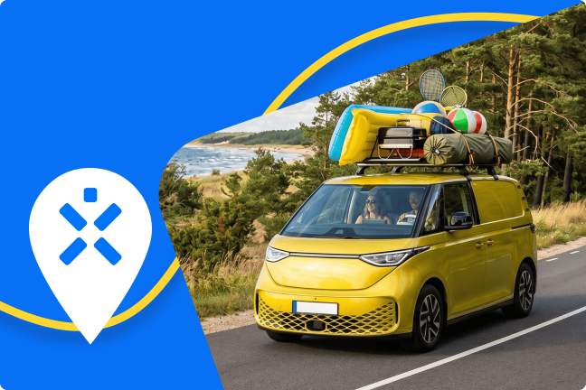 Mees ja naine reisivad kollase elektriautoga läbi Balti riikide ning nende pagas on paigutatud auto katusele.