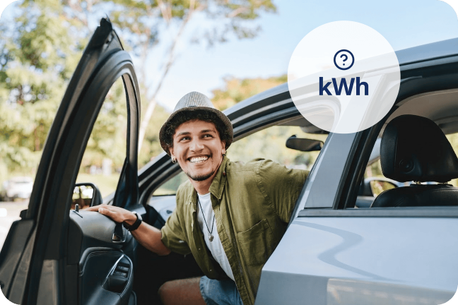 Mees astub naeratades elektriautost välja – ta on rõõmus, saades teada, kui palju kWh kulub elektriautoga 100 km läbimiseks.